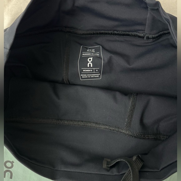 ON RUNNING shorts - Picture 6 of 8